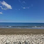 Comfortable 2br Seaside House & Free Parking Apartment