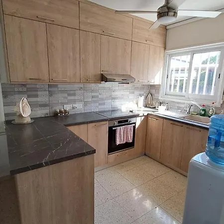 Comfortable 2br Seaside House & Free Parking * 라르나카