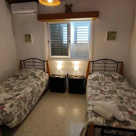 Comfortable 2br Seaside House & Free Parking דירה *