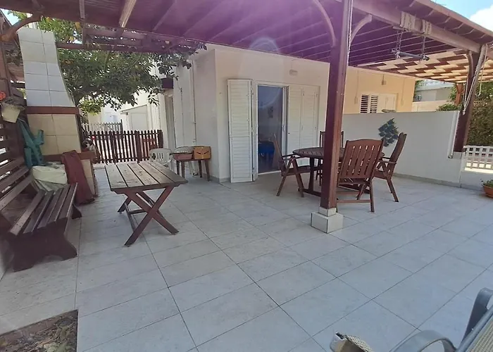 Comfortable 2br Seaside House & Free Parking ラルナカ