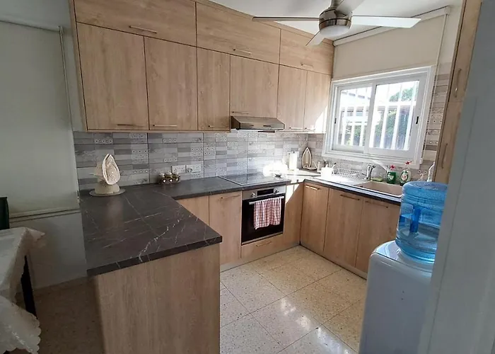 Comfortable 2br Seaside House & Free Parking * ラルナカ